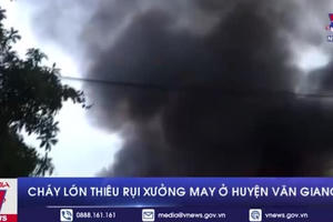 Video: Hỏa hoạn bao trùm xưởng may rộng hàng nghìn m2 tại Hưng Yên