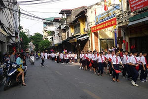 Hà Nội nỗ lực làm đường đi bộ đến trường cho trẻ