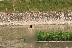 Hà Nội: Nghi ngáo đá, cô gái mặc nội y nhảy xuống sông Tô Lịch