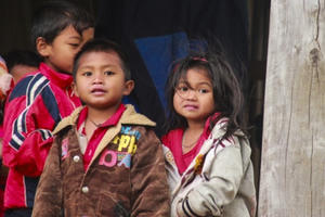 Trẻ vùng cao Quảng Bình gồng mình trong giá rét