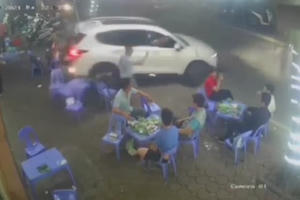 Video: Thực khách hoảng hồn, bức xúc với tài xế lùi xe húc vào quán nhậu rồi bỏ chạy