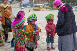 Đừng “giết” tuổi thơ trẻ tại các điểm du lịch khi mua hàng và cho tiền!