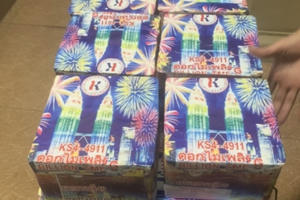 Bắt giữ gần 100kg pháo hoa giấu trong chiếc xe tải Bắt giữ gần 100kg pháo hoa giấu trong chiếc xe tải