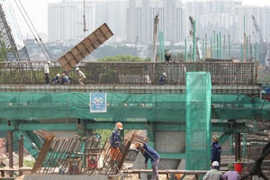 Hối hả làm đường, xây cầu giữa những ngày Hà Nội giãn cách