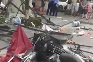 Video: Cận cảnh căn nhà bất ngờ phát nổ khiến cả khu phố phát hoảng Video: Cận cảnh căn nhà bất ngờ phát nổ khiến cả khu phố phát hoảng