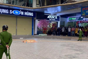 Hà Nội: Bàng hoàng phát hiện thi thể người đàn ông rơi từ tầng cao toà nhà xuống đất