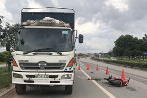 Bình Dương: Tông đuôi xe tải dừng đỗ, người đàn ông tử vong