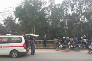 Đang sơn cầu, công nhân đường sắt bị tàu tông tử vong Đang sơn cầu, công nhân đường sắt bị tàu tông tử vong