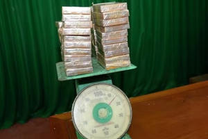 Bộ độ biên phòng tóm gọn đối tượng vận chuyển 38 bánh heroin qua biên giới