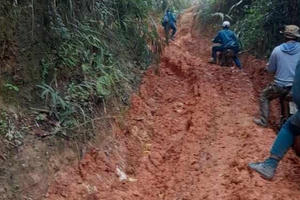 Xúc động hình ảnh cán bộ, người dân lội bùn, leo dốc dâng hương tưởng niệm các Anh hùng, Liệt sỹ