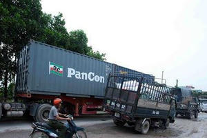 Bao giờ người và đường hết “oằn mình” vì xe quá tải? Bao giờ người và đường hết “oằn mình” vì xe quá tải?