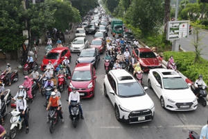 Hà Nội trở lại với "đặc sản" ùn tắc đường phố sáng thứ Hai đầu tuần
