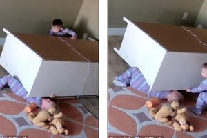 Clip: Anh 2 tuổi cứu em trai bị tủ quần áo đè