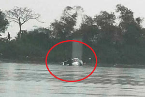 Nam Định: Ô tô trên đường đi đám cưới về bị trôi xuống sông