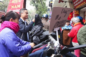 Xả hàng Tết ngập vỉa hè Thủ đô