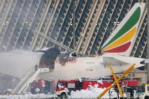 [Clip]: Máy bay chở hàng Boeing 777 bốc cháy dữ dội tại sân bay Trung Quốc