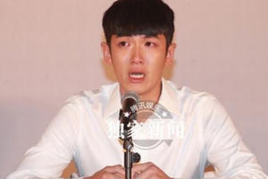 Đi bar xuyên đêm giữa dịch bệnh Covid-19, Kha Chấn Đông bị chỉ trích dữ dội