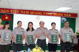 TP Hồ Chí Minh trao quyết định bổ nhiệm Chấp hành viên trung cấp