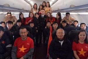 Sau scandal mặc phản cảm đón U23 Việt Nam, người mẫu trình diễn bikini lên tiếng xin lỗi