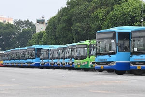Xe buýt, taxi Hà Nội vận hành thế nào khi được hoạt động trở lại?