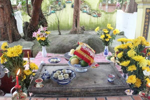 Thực hư về hòn đá bí ẩn được xưng là "ngài"