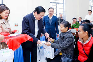 Trưởng ban Nội chính Trung ương Phan Đình Trạc tặng quà Tết cho hộ nghèo tại Nghệ An