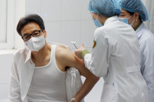 Phó Thủ tướng Vũ Đức Đam tiêm thử vắc xin Covid-19 "made in Vietnam" Phó Thủ tướng Vũ Đức Đam tiêm thử vắc xin Covid-19 "made in Vietnam"