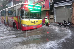 Hà Nội đang mưa như trút nước, nhiều tuyến phố ngập nặng