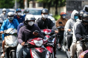 Cục CSGT khẳng định “dùng điện thoại khi dừng đèn đỏ sẽ không bị phạt”