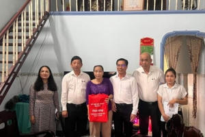 Thị xã Phú Mỹ thăm hỏi, tặng quà gia đình chính sách