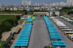 Hàng trăm xe buýt ở Hà Nội chờ ngày lăn bánh trở lại