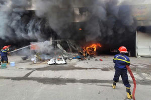 Lửa bao trùm gara ô tô ở TP Hạ Long, nhiều ô tô bị thiêu rụi