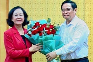 Nữ Trưởng Ban Tổ chức Trung ương đầu tiên nhận bàn giao nhiệm vụ Nữ Trưởng Ban Tổ chức Trung ương đầu tiên nhận bàn giao nhiệm vụ