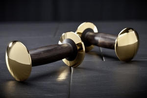 Tập thể thao "kiểu tỷ phú": Dùng tạ bằng vàng và gỗ quý tinh xảo có giá gần 3 tỷ đồng