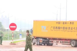 Rải rác phương tiện làm thủ tục thông quan tại cửa khẩu Bắc Luân 2