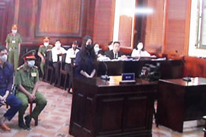 Xét xử vụ bé gái 8 tuổi bị bạo hành ở TP HCM: “Dì ghẻ” khóc nấc, thừa nhận hành vi Xét xử vụ bé gái 8 tuổi bị bạo hành ở TP HCM: “Dì ghẻ” khóc nấc, thừa nhận hành vi