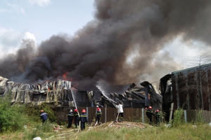 Công nhân nghỉ lễ, công ty vải rộng ngàn mét vuông cháy ngút trời chưa rõ nguyên nhân