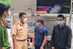 Trốn trong thùng xe tải để đi qua chốt kiểm dịch