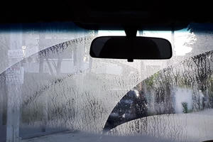 Thủ thuật làm khô hơi nước đọng trên kính ô tô