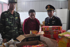 Quảng Ninh: Bắt giữ đối tượng mua hơn nửa tạ pháo về làm quà