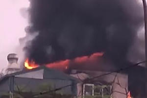 Hà Nội: Ngôi nhà 5 tầng bốc cháy dữ dội, 9 người may mắn thoát nạn