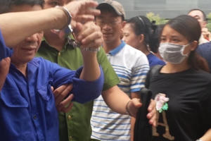 Đang xét xử trùm bảo kê chợ Long Biên Hưng "kính" cùng đàn em