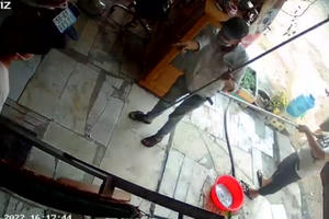 [Video]: "Xin đểu" không được, nhóm người liền hành hung nhân viên bãi xe