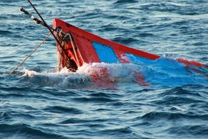 Chìm tàu cá trên biển, 4 thuyền viên được cứu sống