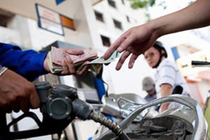 Giá xăng hôm nay (4/8) giảm 600 đồng/lít