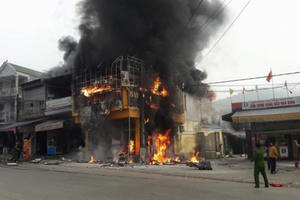 Siêu thị điện máy bốc cháy, nhân viên hoảng loạn tháo chạy khỏi cửa hàng