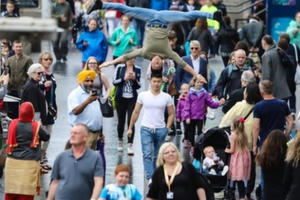 Quốc Cơ - Quốc Nghiệp chồng đầu gây náo loạn đường phố nước Anh