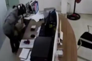 Clip: Bị kề dao vào cổ, nữ nhân viên cửa hàng Viettel đã có hành động khiến tên cướp bỏ chạy