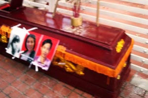 Quảng Ninh: Hàng chục người dân mang quan tài đi đòi nợ