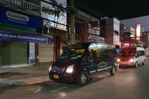 Những chuyến xe "xé màn đêm" đưa F0 đến khu điều trị